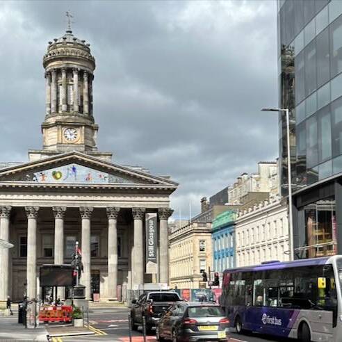 Image of Ingram St westbound at junction with Queen St