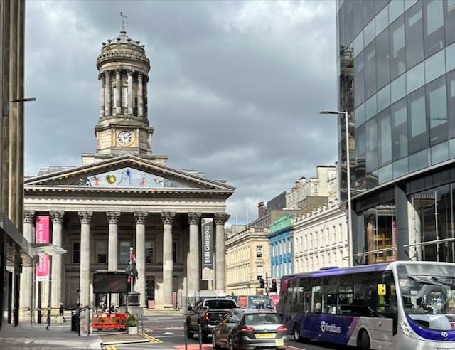Image of Ingram St westbound at junction with Queen St